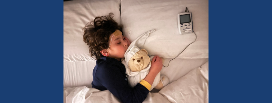 Sleeping child with trigeminal nerve stimulation (TNS) device_copyright Astrid Perez