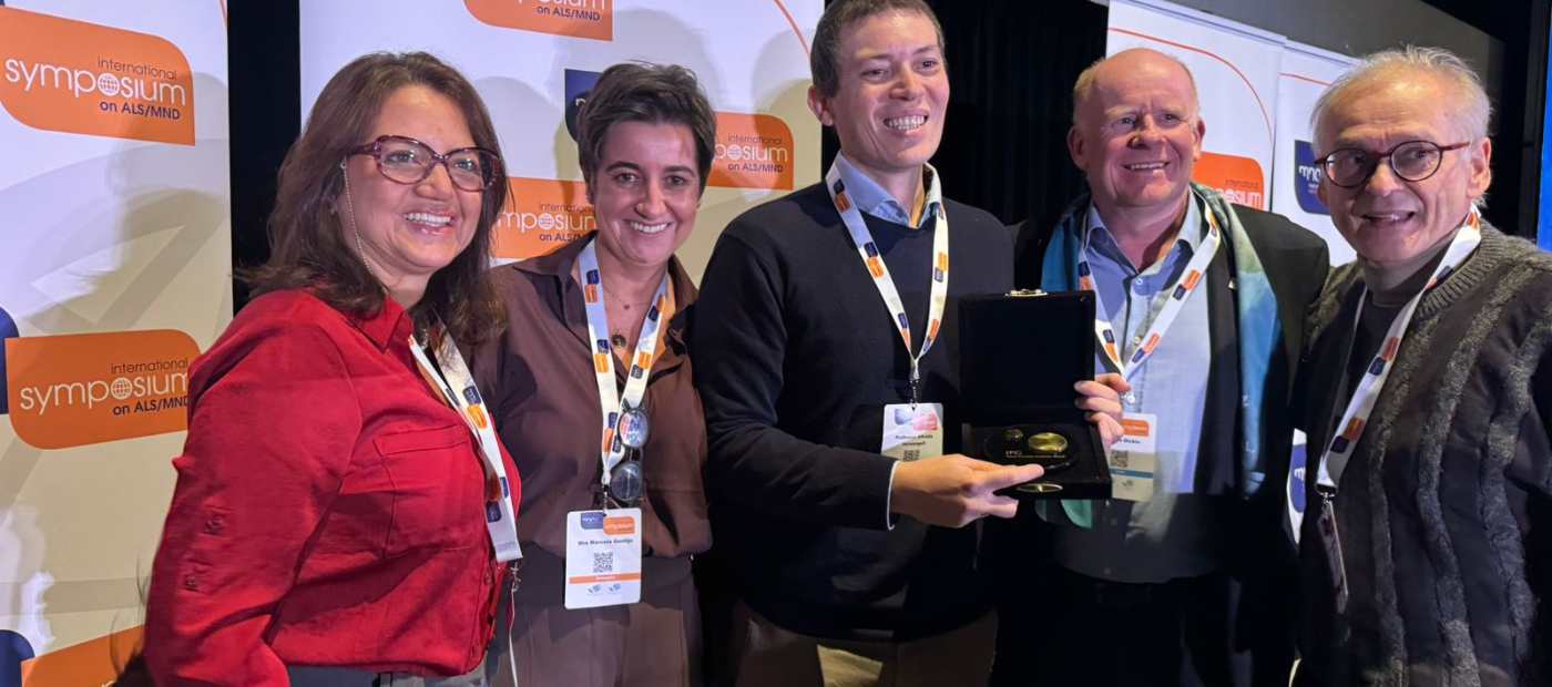 Dr Alfredo Iacoangeli receives the 2024 Paolo Gontijo Award