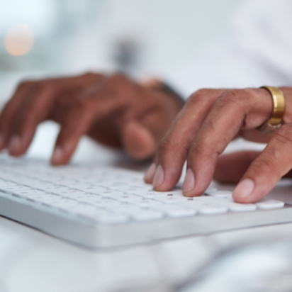 peron's hand at keyboard