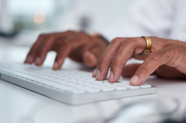 peron's hand at keyboard